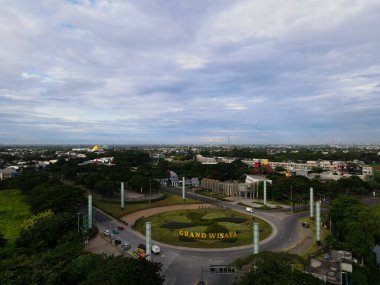 Grandwisata Bekasi 'nin hava manzarası, builidings, park, Bekasi şehir manzaralı döner kavşak. JAKARTA, İNDONEZYA - 30 ARALIK 2020