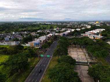 Grandwisata Bekasi 'nin hava manzarası, builidings, park, Bekasi şehir manzaralı döner kavşak. JAKARTA, İNDONEZYA - 30 ARALIK 2020