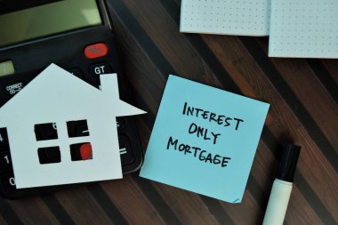 Tahta Masa 'da izole edilmiş yapışkan notlara sadece faiz kredisi yazılır. İş veya Finans kavramı