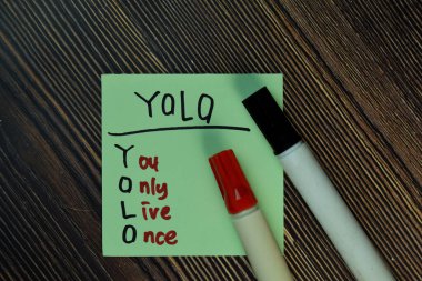 YOLO - Sadece bir kere Ahşap Masa 'ya izole edilmiş yapışkan notlara yazarsın.