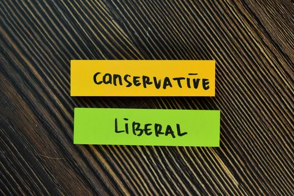 Conservador Liberal Escrever Notas Pegajosas Isoladas Mesa Madeira — Fotografia de Stock