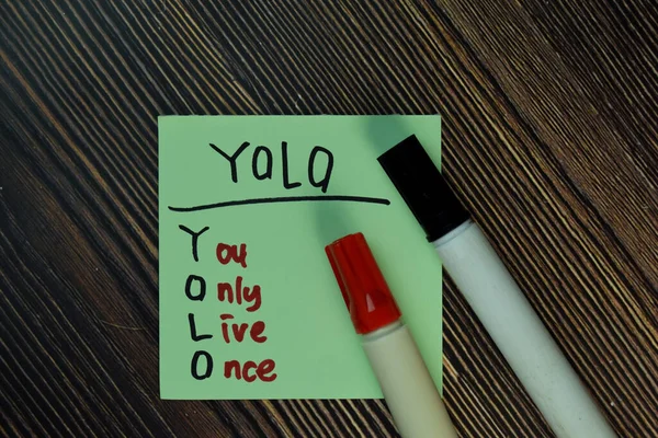 YOLO - Sadece bir kere Ahşap Masa 'ya izole edilmiş yapışkan notlara yazarsın.