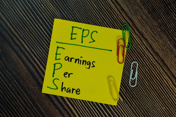 Eps 每股收益写在木制桌子上的粘贴纸上 — 图库照片