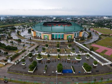 İnsansız hava aracından Pakansari Stadyumu 'nun en büyük hava manzarası. Endonezya 'da. Gün batımında gürültü bulutuyla. BOGOR, İNDONEZYA - 8 HAZİRAN 2021