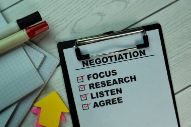 Tahta Masa 'da izole edilmiş bir evrak üzerine ek hizmetler tarafından müzakere ve destek.