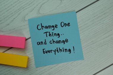 Bir Şey Değiştir ve Değiştir Her şey Tahta Masa 'ya izole edilmiş yapışkan notlara yazılsın.