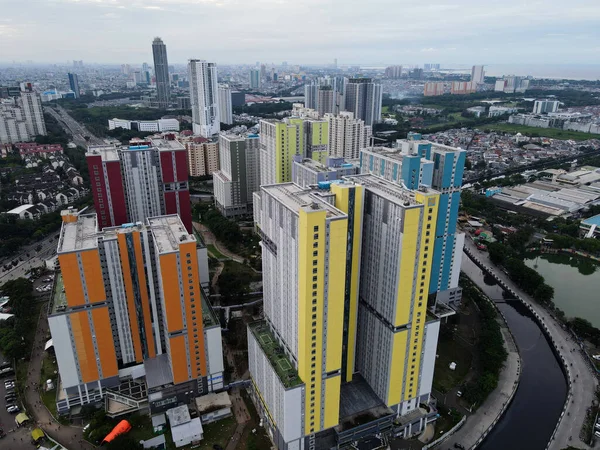 드론으로 자카르타 지구의 아파트 건물을 수있으며 경관과 구름이 보인다 Jakarta — 스톡 사진