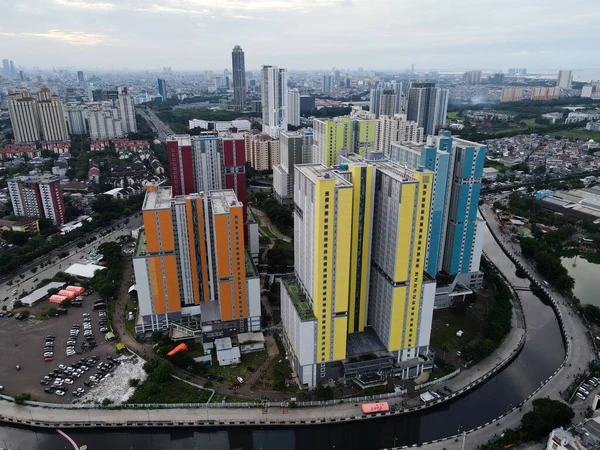 드론으로 자카르타 지구의 아파트 건물을 수있으며 경관과 구름이 보인다 Jakarta — 스톡 사진