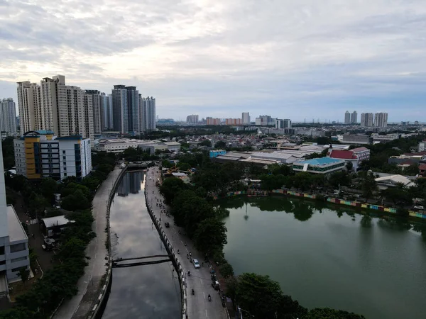 从空中俯瞰雅加达中心商业区的现代化公寓楼 还有雅加达的城市景观和噪音云彩 Jakarta Indonesia January 2021 — 图库照片