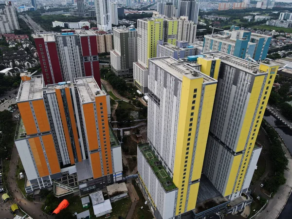 드론으로 자카르타 지구의 아파트 건물을 수있으며 경관과 구름이 보인다 Jakarta — 스톡 사진