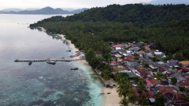 Lampung Denizi Pahawang Sahili 'nde iskelede, Sumatera şehrinin hava aracı yakınlarında. Bir günde gökyüzünde bulutlar olan Pahawang Tatil Köyü. Lampung, Endonezya 20 Ocak 2021
