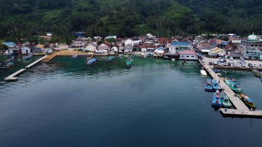 Lampung Denizi Pahawang Sahili 'nde iskelede, Sumatera şehrinin hava aracı yakınlarında. Bir günde gökyüzünde bulutlar olan Pahawang Tatil Köyü. Lampung, Endonezya 20 Ocak 2021