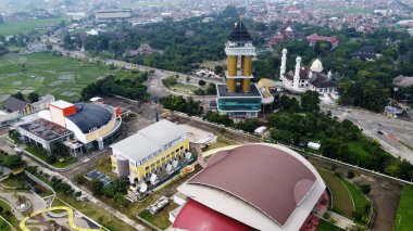 Bandung, Endonezya 'daki spor arenası ve cami manzarası ve gürültü bulutu. Bandung, Endonezya - 04 22 2021