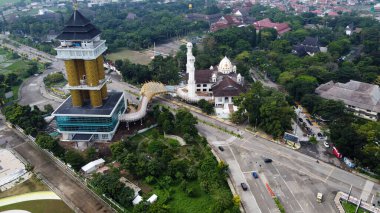 Bandung, Endonezya 'daki spor arenası ve cami manzarası ve gürültü bulutu. Bandung, Endonezya - 04 22 2021