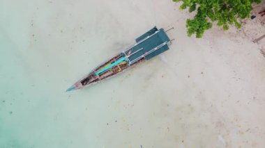 Renkli ahşap teknelerin yukarıdan görünüşü. Rıhtımda tekneler ve gürültü bulutu.