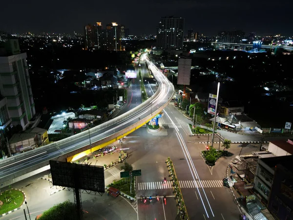 空中展望 夜の高速道路のライトトレイル ベカシとノイズクラウドでの長い露出抽象的な都市背景 Bekasi Indonesia 2021年1月27日 — ストック写真