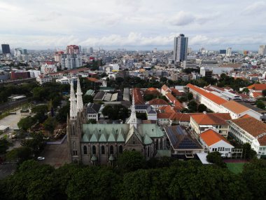 Jakarta katedralinin havadan görünüşü. Güneydoğu Asya 'nın en büyük camii ve Jakarta şehir manzaralı gürültü bulutu. JAKARTA - Endonezya. 30 Ocak 2021