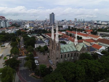 Jakarta katedralinin havadan görünüşü. Güneydoğu Asya 'nın en büyük camii ve Jakarta şehir manzaralı gürültü bulutu. JAKARTA - Endonezya. 30 Ocak 2021
