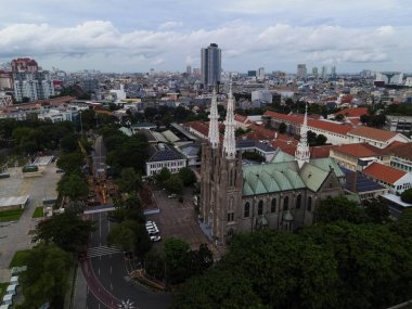 Jakarta katedralinin havadan görünüşü. Güneydoğu Asya 'nın en büyük camii ve Jakarta şehir manzaralı gürültü bulutu. JAKARTA - Endonezya. 30 Ocak 2021