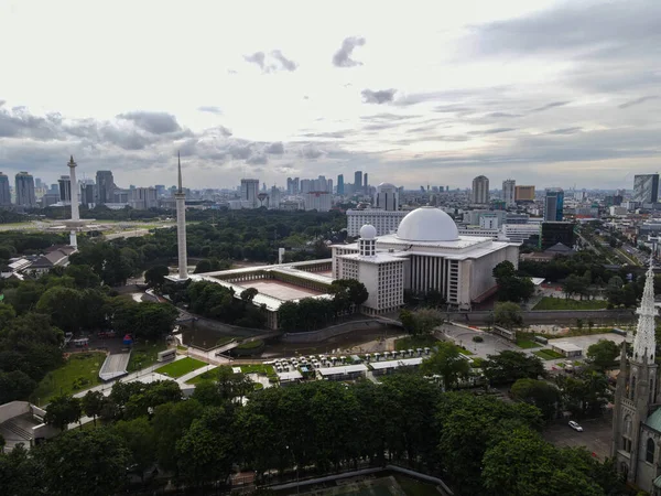 イスティカルモスクの空中ビュー 東南アジア最大のモスクであり ジャカルタの街並みを持つ騒音雲です ジャカルタ インドネシア 2021年1月30日 — ストック写真