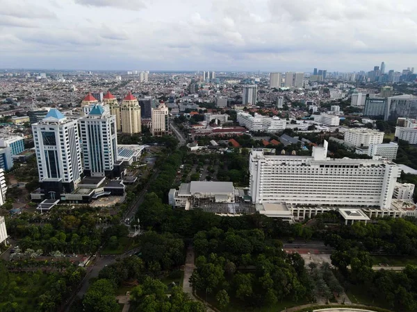 ジャカルタ市内の高速道路の交差点や建物の空中ビューとジャカルタの街並みとノイズの雲 ジャカルタ インドネシア 2021年1月30日 — ストック写真