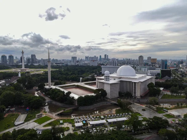 イスティカルモスクの空中ビュー 東南アジア最大のモスクであり ジャカルタの街並みを持つ騒音雲です ジャカルタ インドネシア 2021年1月30日 — ストック写真
