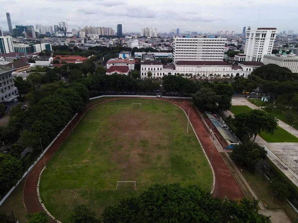 インドネシアのラパンガン バンテンにあるサッカースタジアムの空中ビュー 日の出とノイズの雲 ドローンで撃たれた ジャカルタ インドネシア 2021年1月30日 — ストック写真