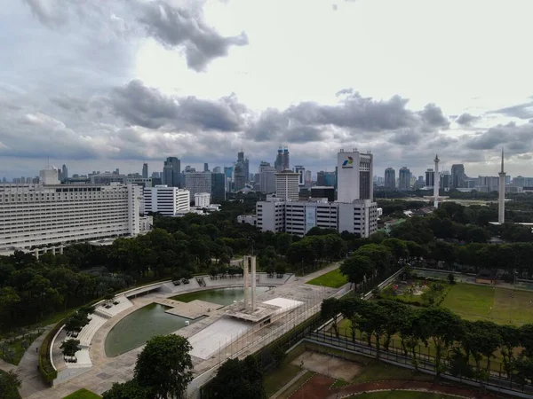 자카르타 시내에 있는서 기념비와 자카르타 경관이 먹구름을 공중에서 것이다 Jakarta — 스톡 사진