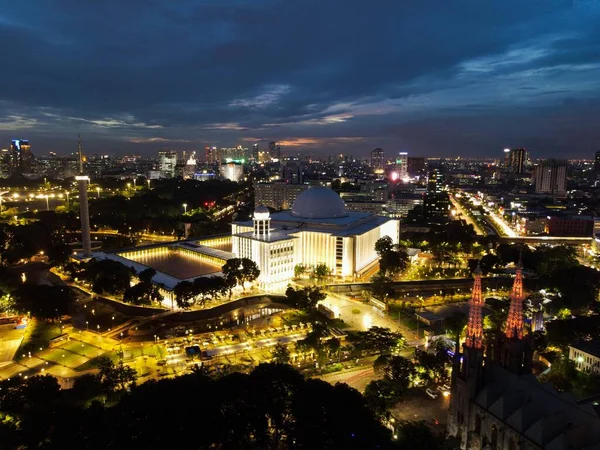 이스트랄 모스크의 동남아시아에서 모스크이며 밤에는 자카르타 경관과 구름이 Jakarta 인도네시아 — 스톡 사진