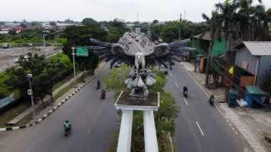 Endonezya 'nın Bekasi şehrinde gökyüzüne yassı bir gökyüzüne karşı uzanmış kanatları olan Kartal' ın havadan görünüşü. Bekasi, Endonezya 2 Şubat 2021