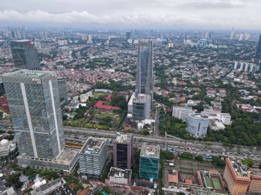 Jakarta 'daki BNI Life binasının havadan görünüşü ve şehir manzaralı gürültü bulutu. BNI Life, Jakarta 'daki en iyi sigortadır. JAKARTA - Endonezya. 4 Şubat 2021