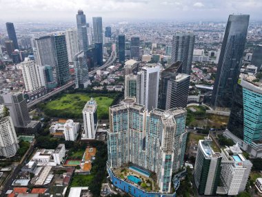 Jakarta 'daki Bellagio Butik AVM binasının hava manzarası ve şehir manzaralı gürültü bulutu. Jakarta 'daki en büyük bina. JAKARTA - Endonezya. 4 Şubat 2021