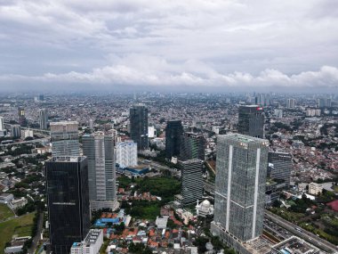 Jakarta 'daki BNI Life binasının havadan görünüşü ve şehir manzaralı gürültü bulutu. BNI Life, Jakarta 'daki en iyi sigortadır. JAKARTA - Endonezya. 4 Şubat 2021