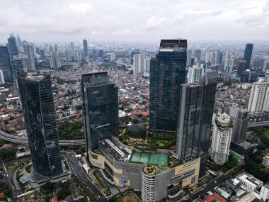Jakarta 'daki DBS Bank binasının hava manzarası ve şehir manzaralı gürültü bulutu. DBS bankası Singapur 'dan geliyor. JAKARTA - Endonezya. 4 Şubat 2021