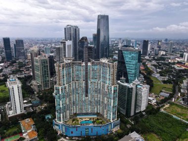 Jakarta 'daki Bellagio Butik AVM binasının hava manzarası ve şehir manzaralı gürültü bulutu. Jakarta 'daki en büyük bina. JAKARTA - Endonezya. 4 Şubat 2021
