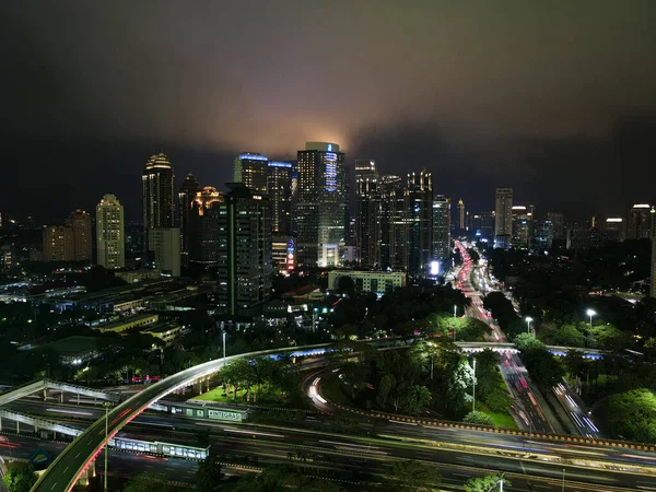 夜には近代的な大都市の壮大な夜景 インドネシアのジャカルタ センガンギ 騒音雲と高速道路や高層ビルの空中ビュー ジャカルタ インドネシア 2021年2月4日 — ストック写真