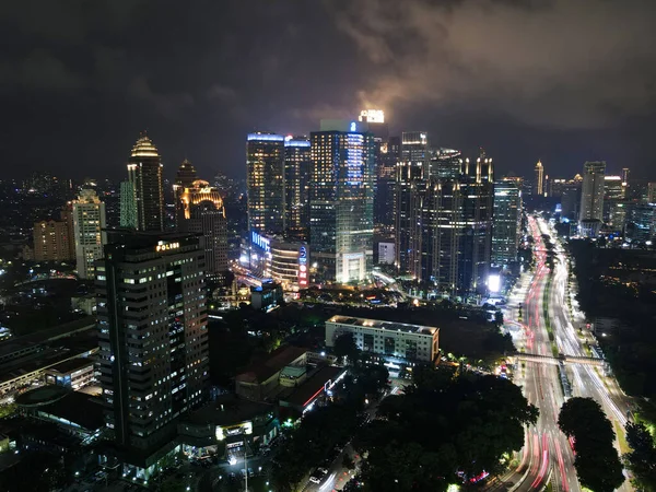 夜には近代的な大都市の壮大な夜景 インドネシアのジャカルタ センガンギ 騒音雲と高速道路や高層ビルの空中ビュー ジャカルタ インドネシア 2021年2月4日 — ストック写真