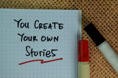 Kendi Hikayelerini Oluştur Tahta Masa 'da izole edilmiş bir kitap üzerine yaz.