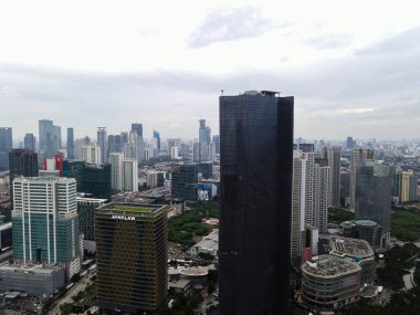 Jakarta şehrindeki karayolu kavşağının ve binaların havadan görünüşü ve gürültü bulutu. JAKARTA - Endonezya. 11 Şubat 2021