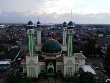 Bekasi 'deki El Barkah Camii En Büyük Mescid, Ramazan Bayramı Arka plan, Seyahat ve Turizm. Gürültü bulutu üstüne yağmur ve şehir manzarası. Bekasi, Endonezya 15 Şubat 2021