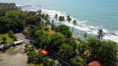 Karang Bolong Sahili 'nin hava manzarası ve onun muhteşem Sunset Manzarası. Gürültü bulutu ve şehir manzarası olan herhangi bir sahilde. Banten, Endonezya, 3 Mart 2021