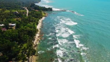 Plajın ve muhteşem Sunset Manzarasının insansız hava aracı görüntüsü. Gürültü bulutu olan herhangi bir sahilde. Banten, Endonezya, 3 Mart 2021