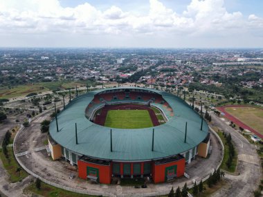 İnsansız hava aracından Pakansari Stadyumu 'nun en büyük hava manzarası. Endonezya 'da. Gün batımında gürültü bulutuyla. BOGOR, İNDONEZYA - 25 Mart 2021