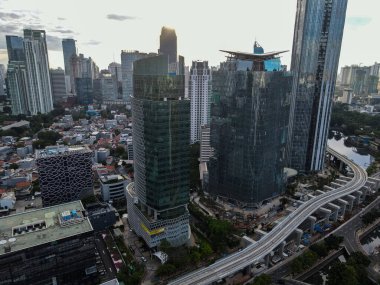 Jakarta şehrindeki karayolu kavşağının ve binaların havadan görünüşü ve gürültü bulutu. Jakarta, Endonezya, 4 Nisan 2021
