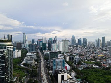 Jakarta şehrindeki karayolu kavşağının ve binaların havadan görünüşü ve gürültü bulutu. Jakarta, Endonezya, 4 Nisan 2021