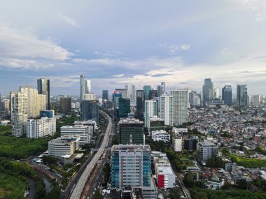 Jakarta şehrindeki karayolu kavşağının ve binaların havadan görünüşü ve gürültü bulutu. Jakarta, Endonezya, 4 Nisan 2021