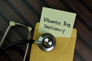 Kahverengi zarf ve steteskopun üstündeki belgede B12 vitamini eksikliği metni var. Sağlık hizmetleri ya da tıbbi konsept