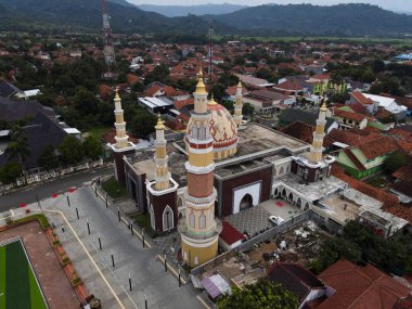 Majalengka 'nın en büyük camisine Agung Al-imam Camii bakıyor. Ramazan ve bayram kavramı ve gün batımında ya da gün doğumunda gürültü bulutu. Majalengka, Endonezya, 22 Nisan 2021