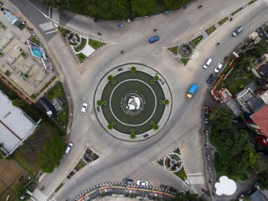 Anıtın havadan görünüşü Universal Studio 'ya çok benzer, farklı bir yaratıcılıkla. Gürültü bulutuyla. Majalengka, Endonezya, 22 Nisan 2021