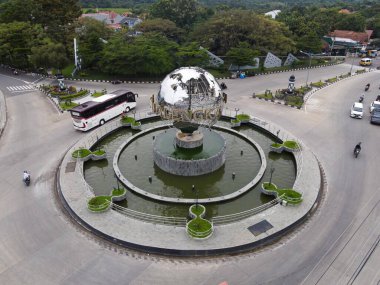 Anıtın havadan görünüşü Universal Studio 'ya çok benzer, farklı bir yaratıcılıkla. Gürültü bulutuyla. Majalengka, Endonezya, 22 Nisan 2021